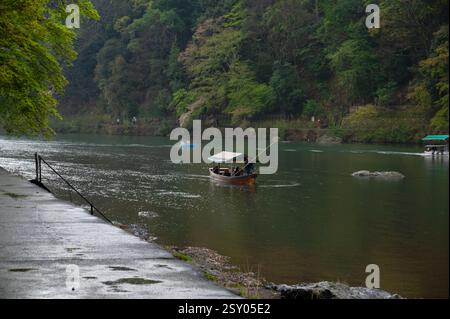 Blick auf die Bootstour auf dem Hozu-gawa Fluss, eine 2-stündige Fahrt durch den Hozugawa Fluss zwischen Kameoka und der bekannten Sightseeing Gegend Arashiyama. Stockfoto