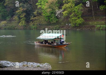 Blick auf die Bootstour auf dem Hozu-gawa Fluss, eine 2-stündige Fahrt durch den Hozugawa Fluss zwischen Kameoka und der bekannten Sightseeing Gegend Arashiyama. Stockfoto