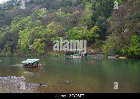 Blick auf die Bootstour auf dem Hozu-gawa Fluss, eine 2-stündige Fahrt durch den Hozugawa Fluss zwischen Kameoka und der bekannten Sightseeing Gegend Arashiyama. Stockfoto