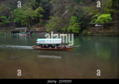 Blick auf die Bootstour auf dem Hozu-gawa Fluss, eine 2-stündige Fahrt durch den Hozugawa Fluss zwischen Kameoka und der bekannten Sightseeing Gegend Arashiyama. Stockfoto