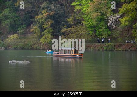 Blick auf die Bootstour auf dem Hozu-gawa Fluss, eine 2-stündige Fahrt durch den Hozugawa Fluss zwischen Kameoka und der bekannten Sightseeing Gegend Arashiyama. Stockfoto