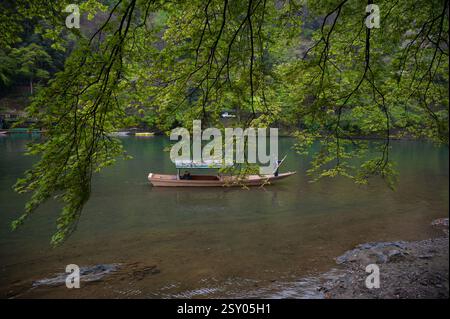 Blick auf die Bootstour auf dem Hozu-gawa Fluss, eine 2-stündige Fahrt durch den Hozugawa Fluss zwischen Kameoka und der bekannten Sightseeing Gegend Arashiyama. Stockfoto