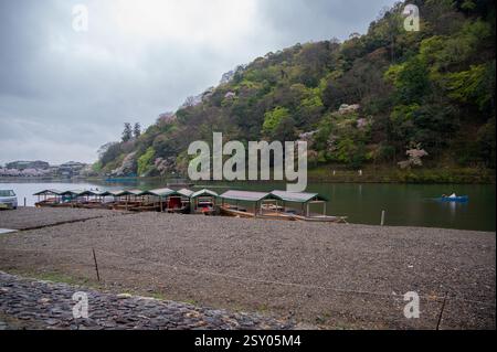 Blick auf die Bootstour auf dem Hozu-gawa Fluss, eine 2-stündige Fahrt durch den Hozugawa Fluss zwischen Kameoka und der bekannten Sightseeing Gegend Arashiyama. Stockfoto