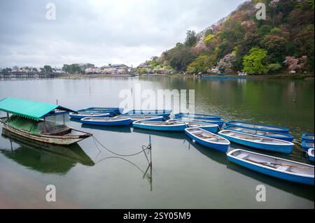 Blick auf die Bootstour auf dem Hozu-gawa Fluss, eine 2-stündige Fahrt durch den Hozugawa Fluss zwischen Kameoka und der bekannten Sightseeing Gegend Arashiyama. Stockfoto