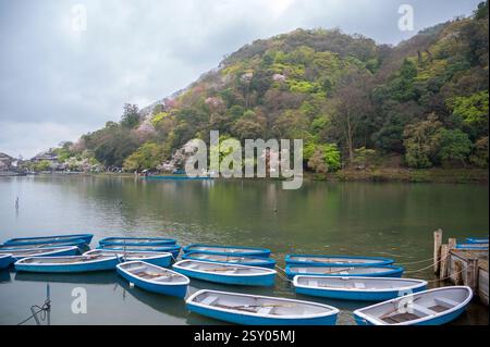 Blick auf die Bootstour auf dem Hozu-gawa Fluss, eine 2-stündige Fahrt durch den Hozugawa Fluss zwischen Kameoka und der bekannten Sightseeing Gegend Arashiyama. Stockfoto