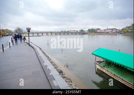 Blick auf die Bootstour auf dem Hozu-gawa Fluss, eine 2-stündige Fahrt durch den Hozugawa Fluss zwischen Kameoka und der bekannten Sightseeing Gegend Arashiyama. Stockfoto