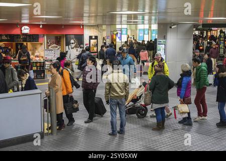 Passagiere-Warteschlange auf Shinagawa Bahnhof Station, Tokyo, japan Stockfoto