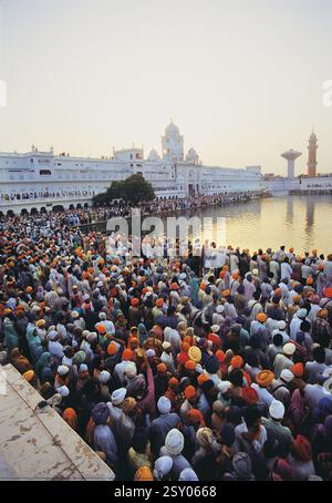 Völker in der Nähe von Teich, Goldener Tempel, Amritsar, Punjab, Indien, Asien Stockfoto