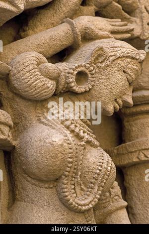 Statue auf der Brunnenwand der Königinnen, Patan, Gujarat, Indien, Asien Stockfoto