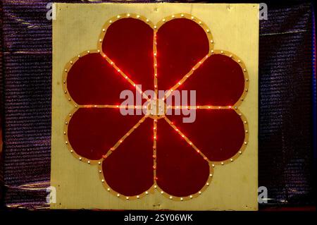 Beleuchtete Lampen angeordnet auf Blume design, Pune, Maharashtra, Indien, Asien Stockfoto