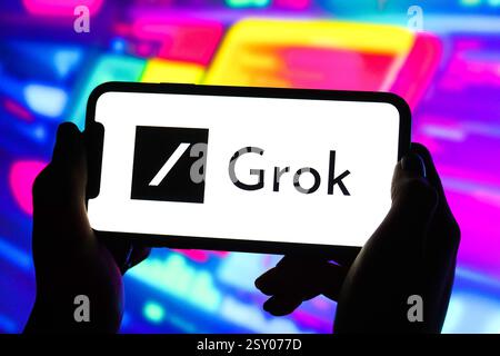 In dieser Abbildung wird ein Grok-Logo auf dem Bildschirm eines Smartphones angezeigt. Stockfoto