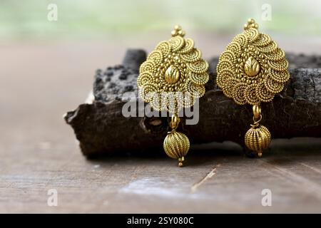 Schöne goldene Paar Ohrringe, Luxus weibliche Schmuck, indischen traditionellen Schmuck, indischen Schmuck Braut Gold Ohrringe Hochzeitsschmuck Stockfoto