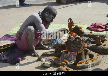 Sadhu spielt Shiva Linga Puja in Varanasi Ghat in Uttar Pradesh Indien Stockfoto