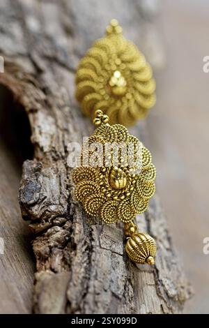 Schöne goldene Paar Ohrringe, Luxus weibliche Schmuck, indischen traditionellen Schmuck, indischen Schmuck Braut Gold Ohrringe Hochzeitsschmuck Stockfoto
