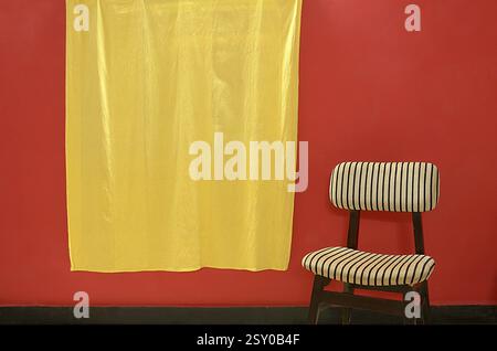 Stuhl mit Vorhang Pune Maharashtra Indien Asien Stockfoto