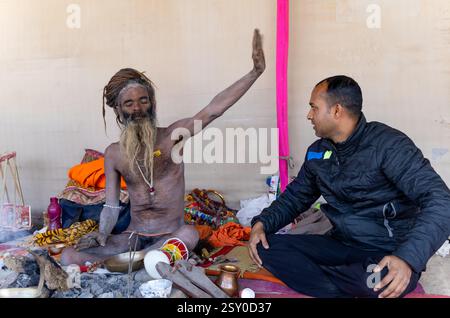 naga sadhu gibt göttlichen Segen für Gläubige beim Mahakumbh-Festival Stockfoto