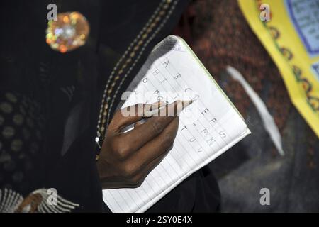 Frau, die auf Notizbuch Indien schreibt Stockfoto