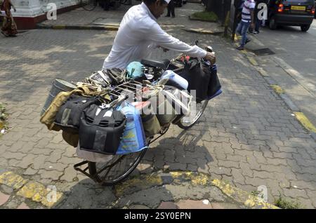 Lunchbüchsen Fahrrad Indien Mumbai Maharashtra Lunchboxes weiterzumachen Stockfoto