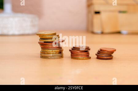 Euro-Cent gestapelt auf dem Tisch in Nahaufnahme Stockfoto