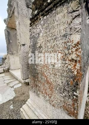 Antike Inschrift auf einem Stein in der antiken griechischen oder römischen Stadt Cibyra in Burdur, Türkei. Stockfoto