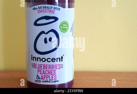 Flasche unschuldige Blaubeeren, Pfirsiche und Äpfel Smoothie Drink Stockfoto