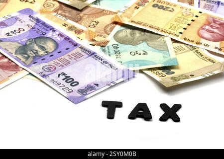 STEUERKONZEPT, STEUERALPHABET auf Geldhintergrund, Geschäfts- und Finanzkonzepte, indische Währung, Rupie, indische Rupie, indisches Geld, Business, fina Stockfoto