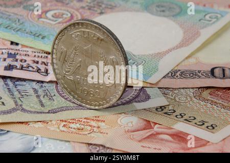 Das Konzept indischer Geldscheine und Münzen Stockfoto