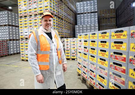 Hamburg, Deutschland. Februar 2025. Simon Mosegaard Fibiger, Geschäftsführer der Carlsberg Deutschland GmbH, in der Brauerei Holsten im Hamburger Stadtteil Hausbruch. Quelle: Christian Charisius/dpa/Alamy Live News Stockfoto