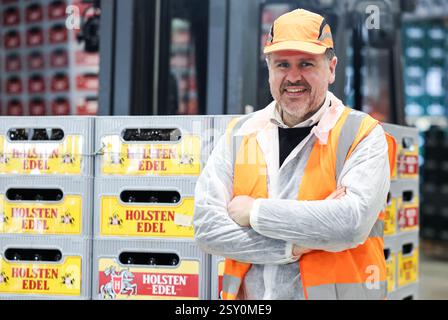 Hamburg, Deutschland. Februar 2025. Simon Mosegaard Fibiger, Geschäftsführer der Carlsberg Deutschland GmbH, in der Brauerei Holsten im Hamburger Stadtteil Hausbruch. Quelle: Christian Charisius/dpa/Alamy Live News Stockfoto