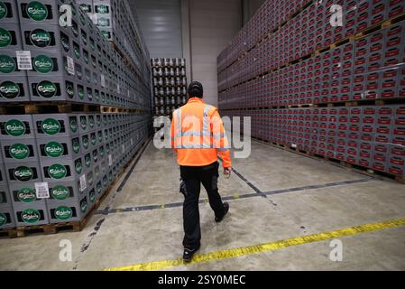 Hamburg, Deutschland. Februar 2025. Mitarbeiter in einem Lager für Vollprodukte auf dem Gelände der Brauerei Holsten im Hamburger Stadtteil Hausbruch. Quelle: Christian Charisius/dpa/Alamy Live News Stockfoto