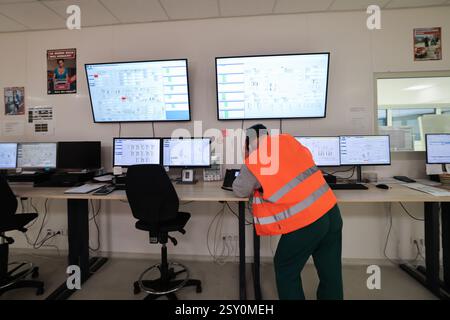 Hamburg, Deutschland. Februar 2025. Ein Mitarbeiter steht in der Leitstelle des Produktionsstandorts Holsten im Hamburger Stadtteil Hausbruch. Quelle: Christian Charisius/dpa/Alamy Live News Stockfoto