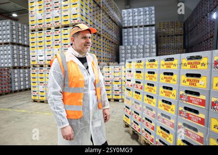 Hamburg, Deutschland. Februar 2025. Simon Mosegaard Fibiger, Geschäftsführer der Carlsberg Deutschland GmbH, in der Brauerei Holsten im Hamburger Stadtteil Hausbruch. Quelle: Christian Charisius/dpa/Alamy Live News Stockfoto
