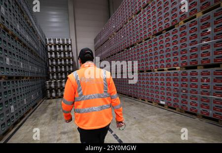 Hamburg, Deutschland. Februar 2025. Mitarbeiter in einem Lager für Vollprodukte auf dem Gelände der Brauerei Holsten im Hamburger Stadtteil Hausbruch. Quelle: Christian Charisius/dpa/Alamy Live News Stockfoto