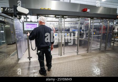 Hamburg, Deutschland. Februar 2025. Das Bier der Marke Holsten wird in der Produktion der Holsten Brauerei im Hamburger Stadtteil Hausbruch gebraut, abgefüllt und verpackt. Quelle: Christian Charisius/dpa/Alamy Live News Stockfoto
