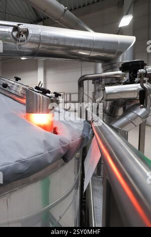 Hamburg, Deutschland. Februar 2025. Blick auf die Brauerei mit Würzkesseln in der Produktionsstätte der Holsten Brauerei im Hamburger Stadtteil Hausbruch. Quelle: Christian Charisius/dpa/Alamy Live News Stockfoto