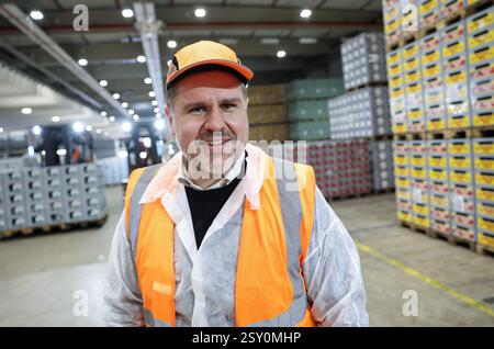 Hamburg, Deutschland. Februar 2025. Simon Mosegaard Fibiger, Geschäftsführer der Carlsberg Deutschland GmbH, in der Brauerei Holsten im Hamburger Stadtteil Hausbruch. Quelle: Christian Charisius/dpa/Alamy Live News Stockfoto