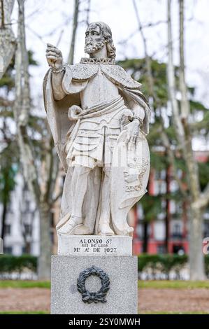 Antike Steinstatue von Alfonso V. König von Leon in einem öffentlichen Park, Madrid, Spanien. Stockfoto