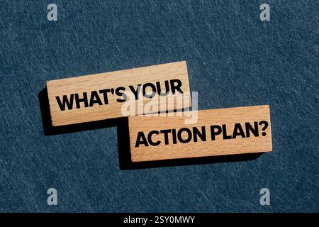 Was ist deine Botschaft für einen Aktionsplan auf Holzblöcken auf grauem Hintergrund? Was ist Ihr Maßnahmenplan-Symbol? Kopierbereich. Stockfoto