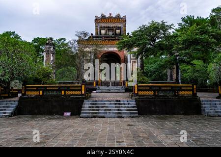 Stelenpavillon mit einem Denkmal für die Herrschaft von Tu Duc am Grab von Kaiser Tu Duc, Lăng Tự Đức, im Khiem Mausoleum, Khiêm Lăng. Stockfoto
