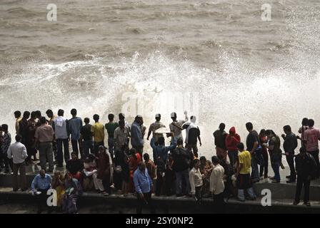 Menschen, die Hochwasser genießen, genießen am Marine Drive, Bombay Mumbai, Maharashtra, Indien, 24. Juli 2009 Stockfoto