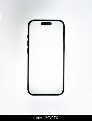 Smartphone leerer Bildschirm Mockup isoliert auf weißem Hintergrund transparentes Display elektronisches Gerätedisplay App anzeigen Stockfoto