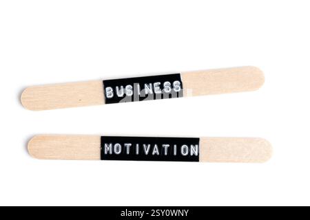 Holzstäbchen isoliert auf weißem Hintergrund, mit dem Wort geschäftliche Motivation Stockfoto