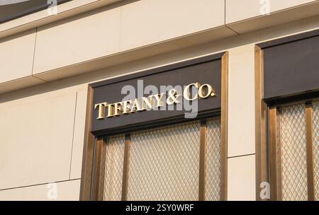 Almaty, Kasachstan - 21. Februar 2025: Tiffany and Co. Logo auf der Fassade einer Boutique. Modeschmuck Stockfoto