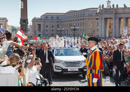 Papst Franziskus Bergoglio grüßt die Gläubigen mit seiner Hand Vatikanstadt - 3. September 2016: Papst Franziskus auf dem neuen Cabrio begrüßt eine Menge freudiger Gläubiger, die zum Petersplatz strömt, um die Seligsprechung von Mutter Teresa von Kalkutta zu feiern. Vatikanstadt Vatikanstadt Staatliches Urheberrecht: XGennaroxLeonardixPhotographyx Stockfoto