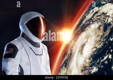 Raumfahrer im Weltraum im Hintergrund des Planeten Erde. Exploration-Thema. Elemente dieses Bildes, bereitgestellt von der NASA. Stockfoto