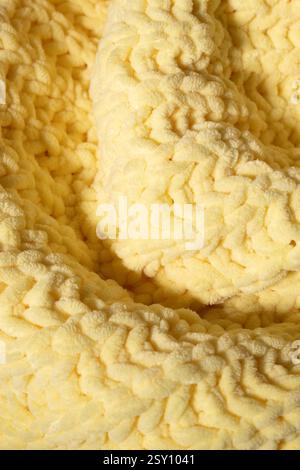 Gelber Pullover aus handgestrickter Wolle im Winter. Kleidung Textil Hintergrund Stockfoto