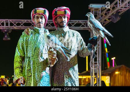 Arabian man hält einen Falken am Tag der Saudi-arabischen Stiftung – Ein Einblick in die Traditionen des Golfs. 22. Februar 2025. Dammam, Saudi-Arabien. Stockfoto