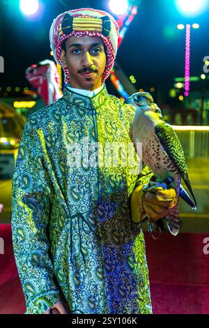 Arabian man hält einen Falken am Tag der Saudi-arabischen Stiftung – Ein Einblick in die Traditionen des Golfs. 22. Februar 2025. Dammam, Saudi-Arabien. Stockfoto