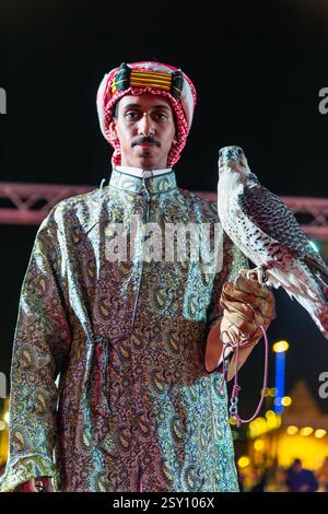 Arabian man hält einen Falken am Tag der Saudi-arabischen Stiftung – Ein Einblick in die Traditionen des Golfs. 22. Februar 2025. Dammam, Saudi-Arabien. Stockfoto