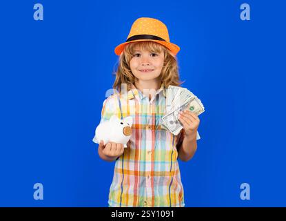 Sparkasse-Konzept. Der Junge hat eine Menge von hundert Dollar isoliert auf Studiohintergrund. Stockfoto